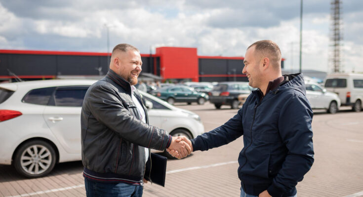 Photo Auto Seller Discussing With Client About Car Modelxapeople Shaking Hands With Each Otherxasuccessful Car Salepurchase Transaction