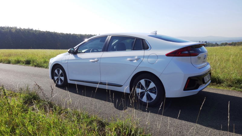 TEST Hyundai Ioniq Plug-In Hybrid – babí léto s pluginem